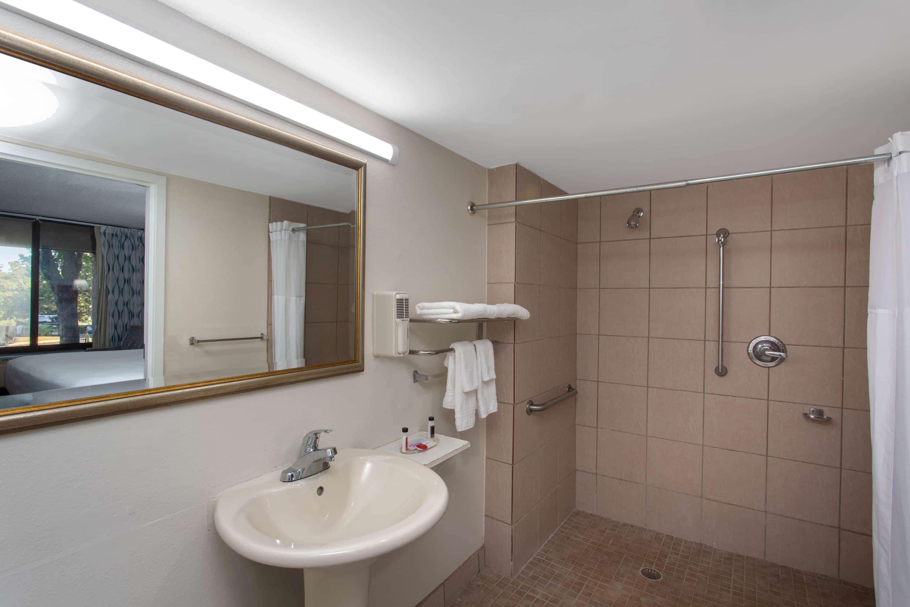 Days Inn & Suites By Wyndham Tallahassee Conf Center I-10 Eksteriør bilde