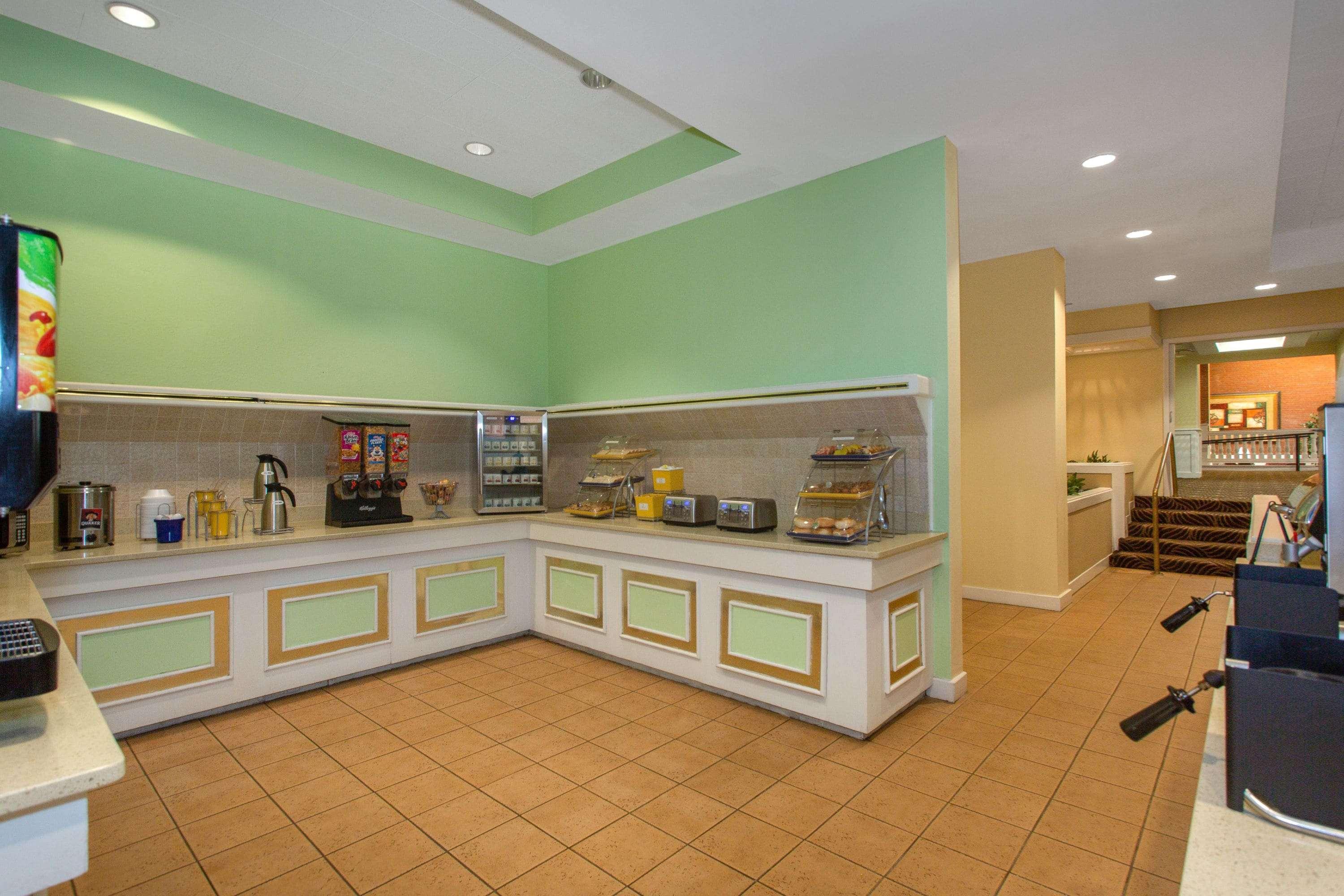 Days Inn & Suites By Wyndham Tallahassee Conf Center I-10 Eksteriør bilde