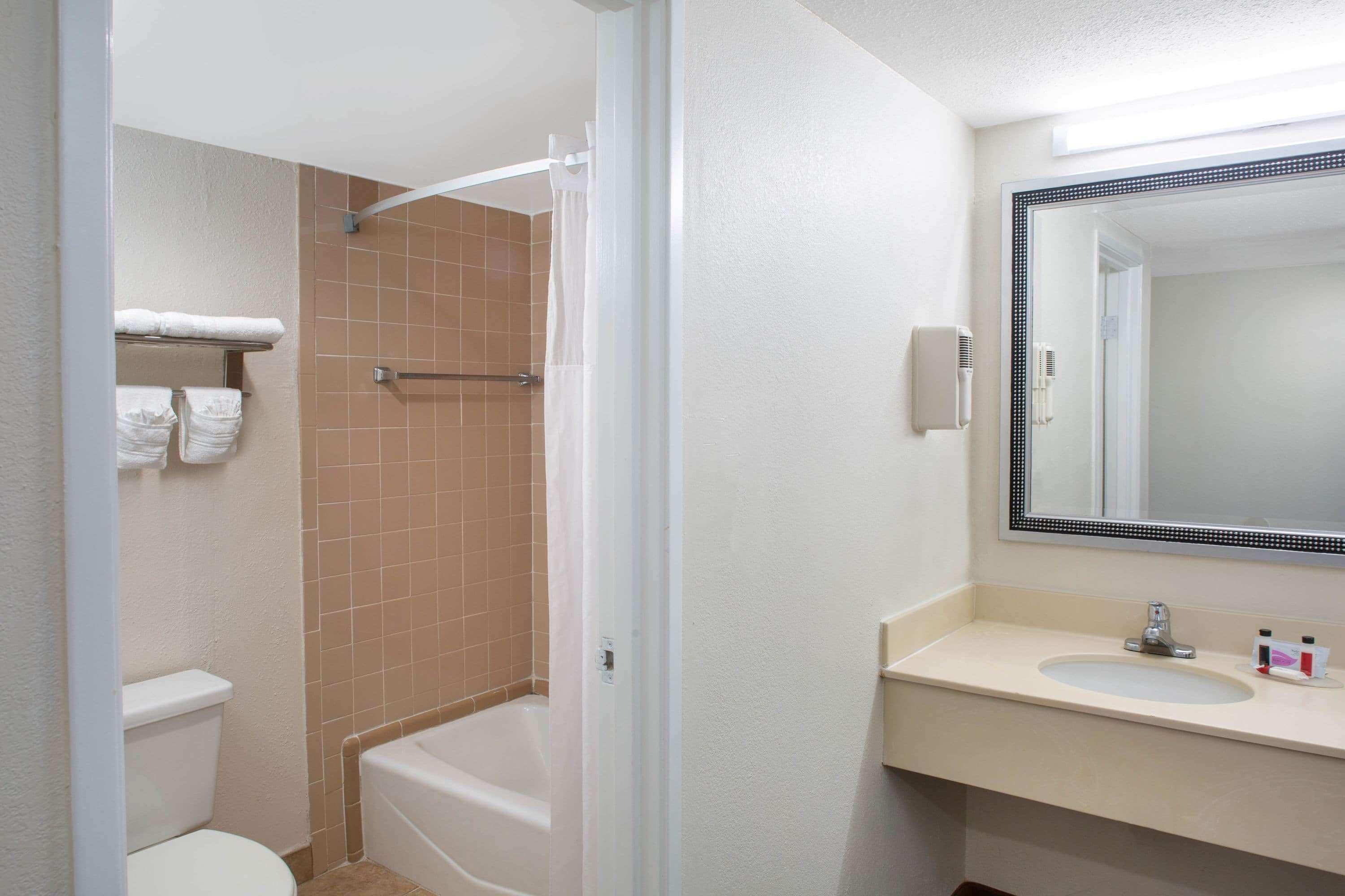 Days Inn & Suites By Wyndham Tallahassee Conf Center I-10 Eksteriør bilde