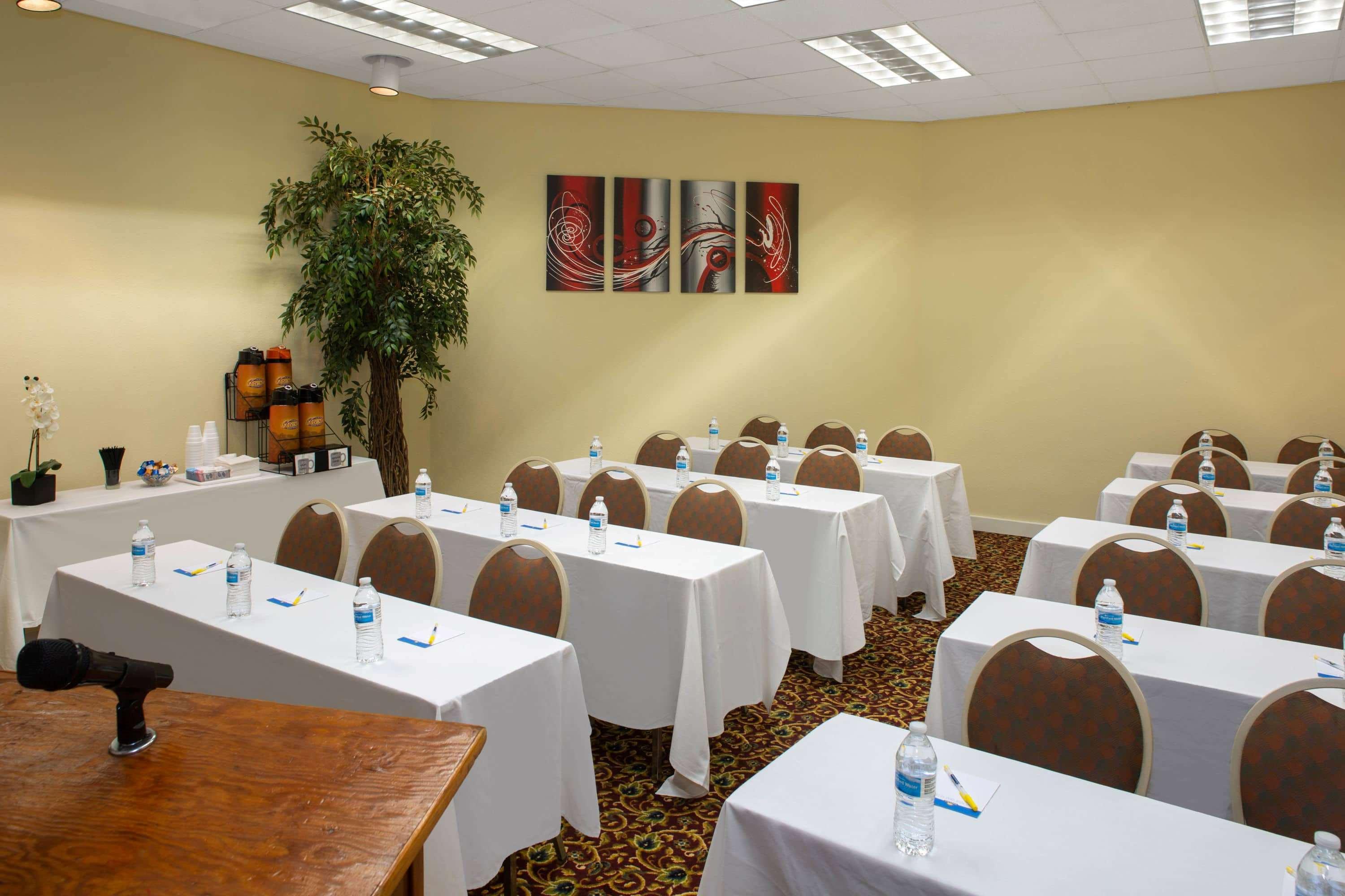Days Inn & Suites By Wyndham Tallahassee Conf Center I-10 Eksteriør bilde