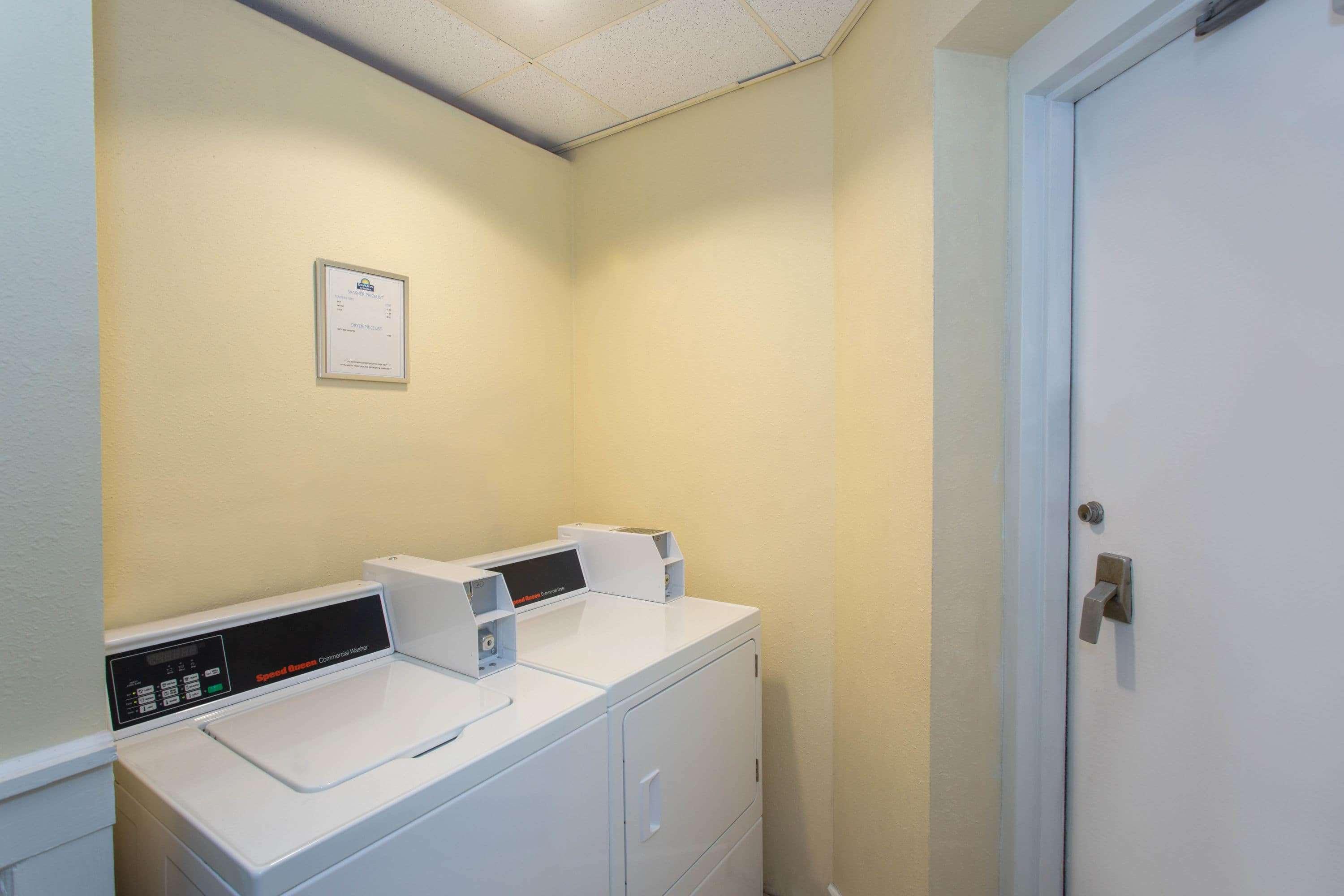 Days Inn & Suites By Wyndham Tallahassee Conf Center I-10 Eksteriør bilde