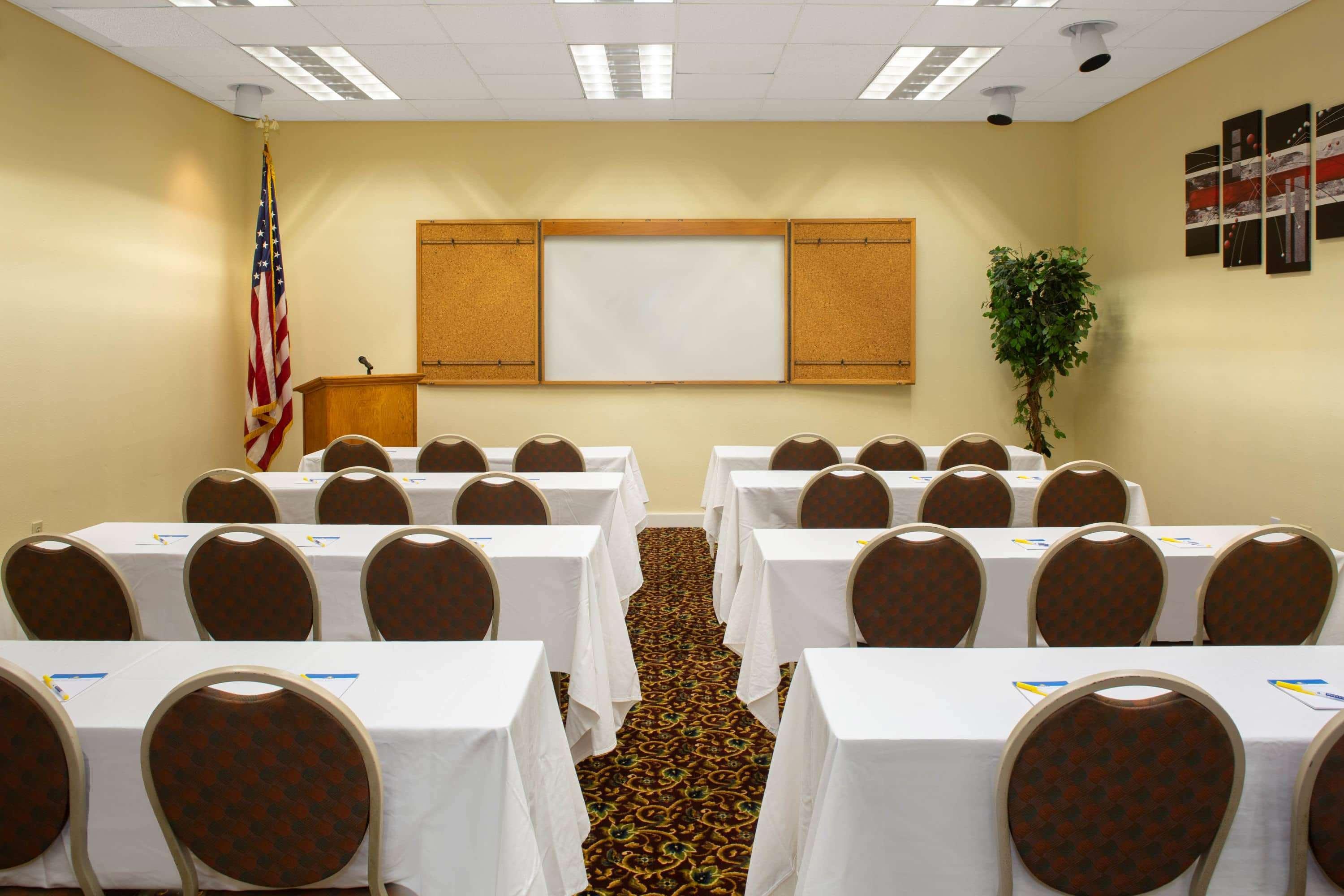 Days Inn & Suites By Wyndham Tallahassee Conf Center I-10 Eksteriør bilde