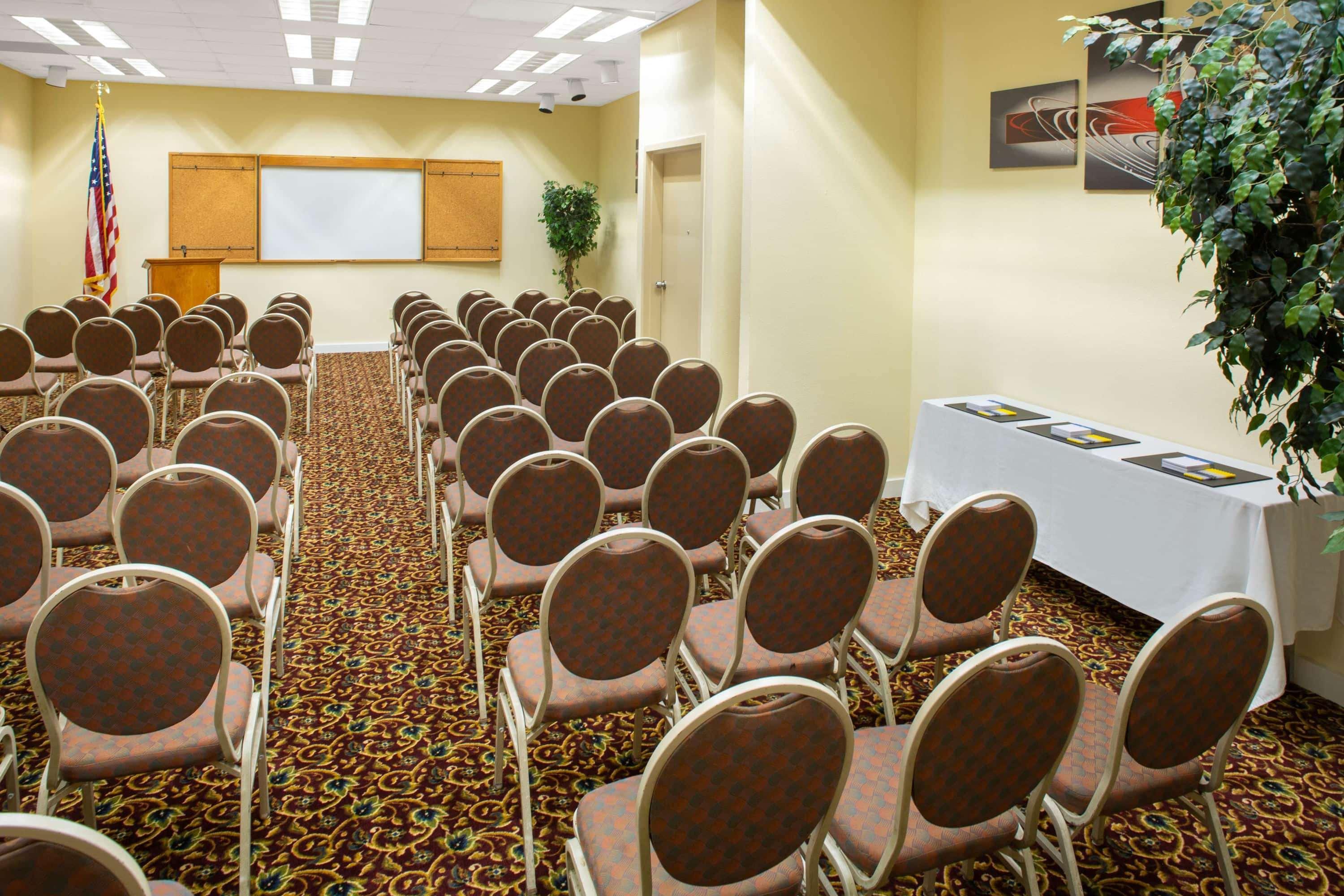 Days Inn & Suites By Wyndham Tallahassee Conf Center I-10 Eksteriør bilde