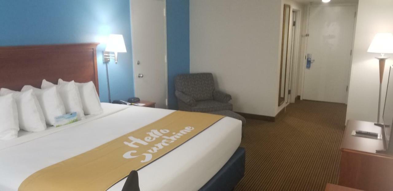 Days Inn & Suites By Wyndham Tallahassee Conf Center I-10 Eksteriør bilde