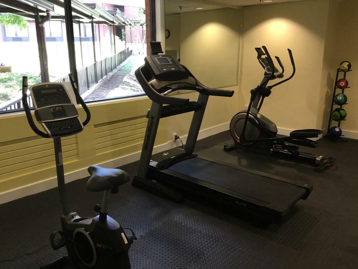 Days Inn & Suites By Wyndham Tallahassee Conf Center I-10 Eksteriør bilde