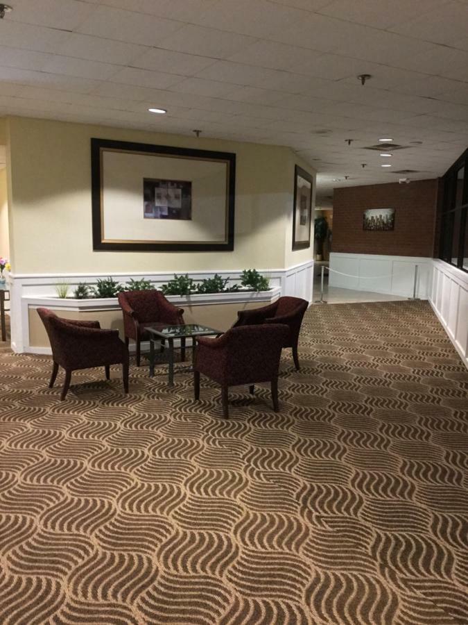 Days Inn & Suites By Wyndham Tallahassee Conf Center I-10 Eksteriør bilde
